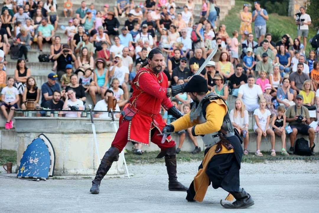 Dvoboj pred polnim amfiteatrom