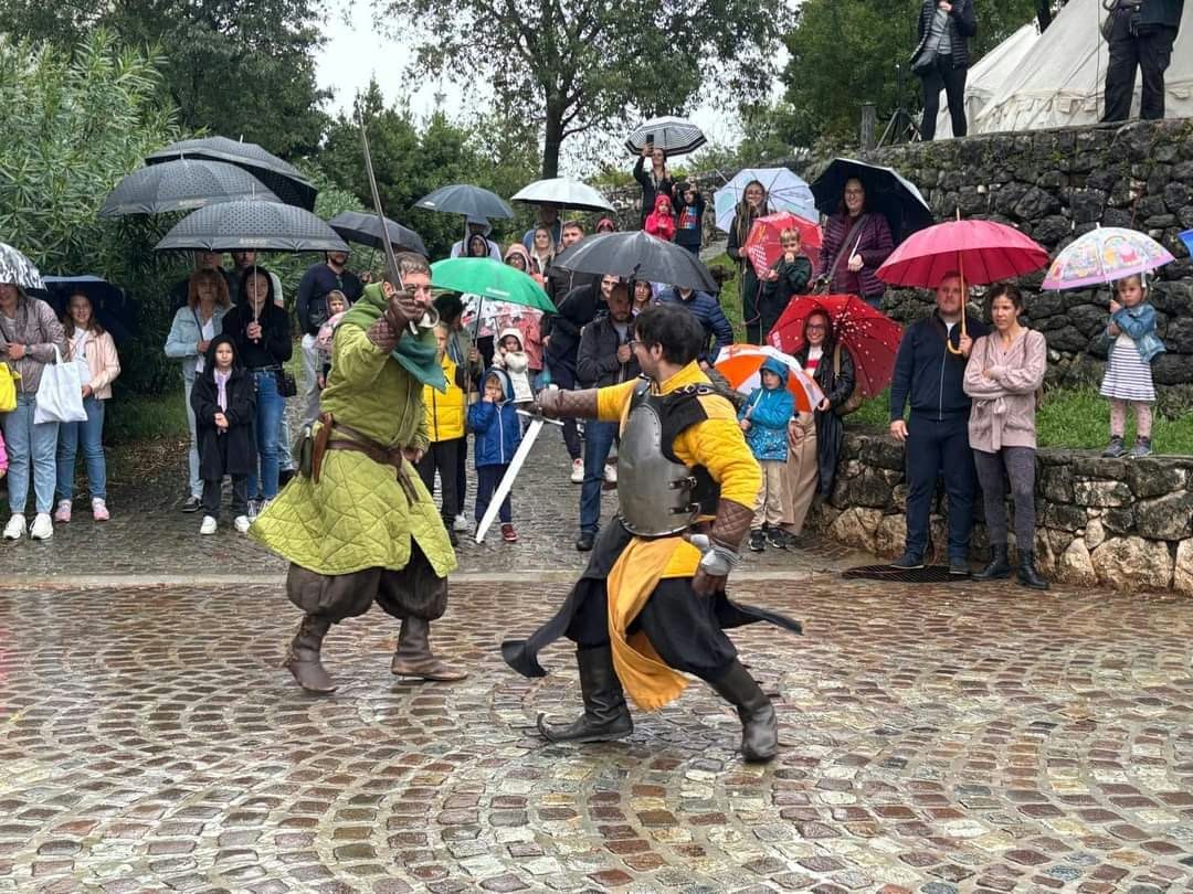 Dvoboj v dežju pred gledalci z dežniki