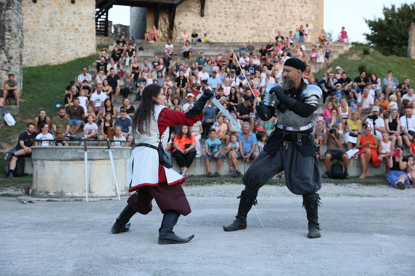 Dvoboj z mečem pred polnimi tribunami na grajskem dvorišču