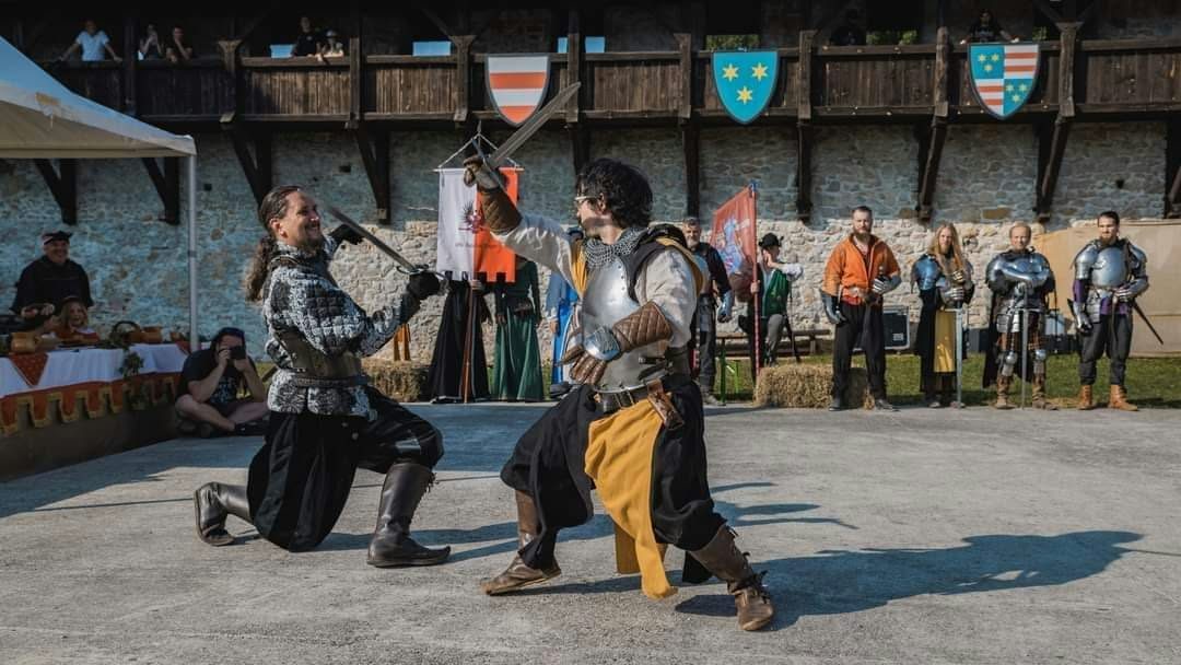 Dvoboj na grajskem dvorišču pod grbi