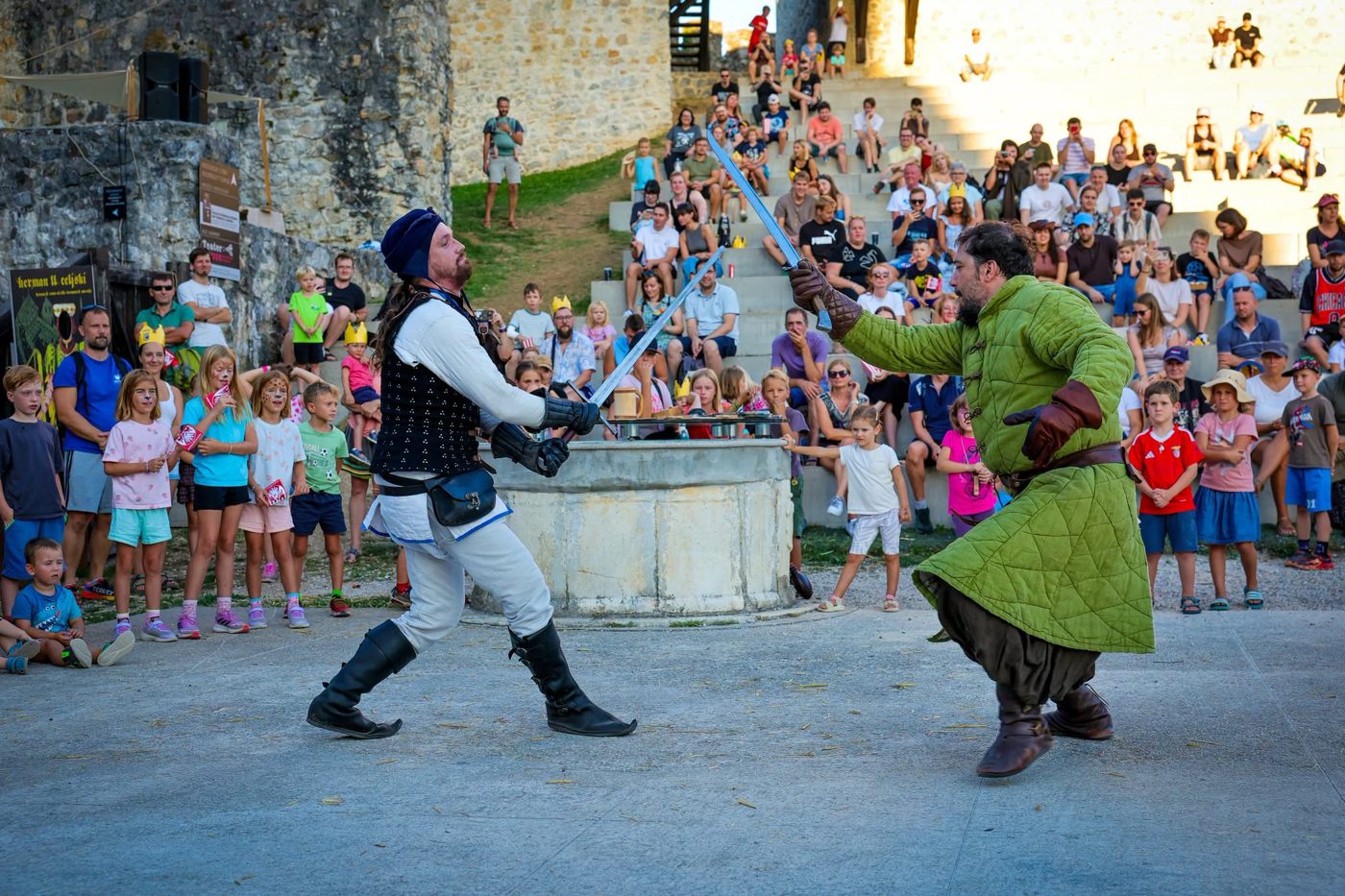 Dvoboj z mečem pred otroki in družinami